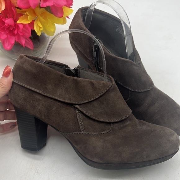 Clarks Collection Brown Suede Ankle Boots Size 9.5 MCA4286A - Picture 2 of 10